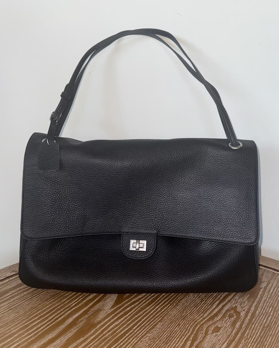 Hilde Maxi Flap Shoulder Bag in black – styled look