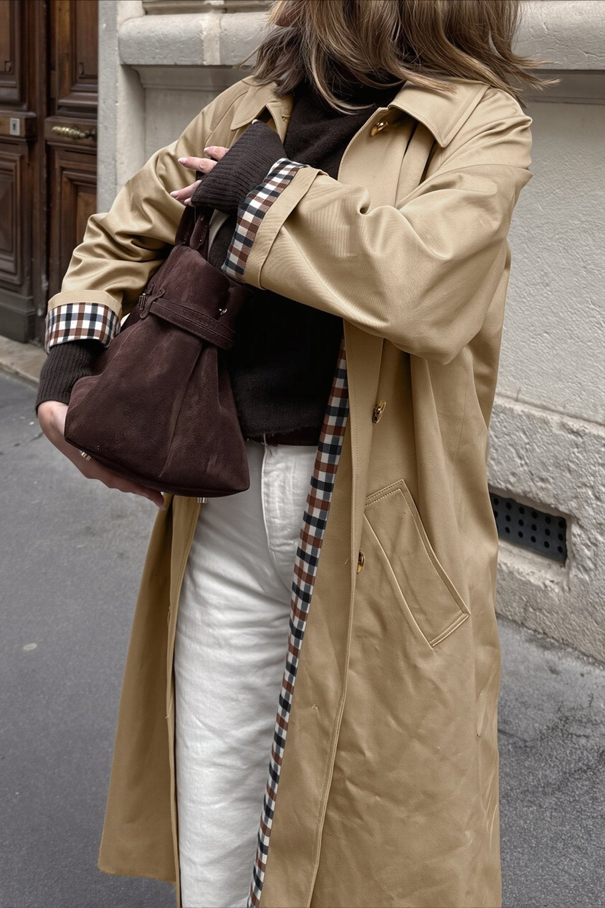 Ingrid Check-Collar Trench Coat in beige – styled look