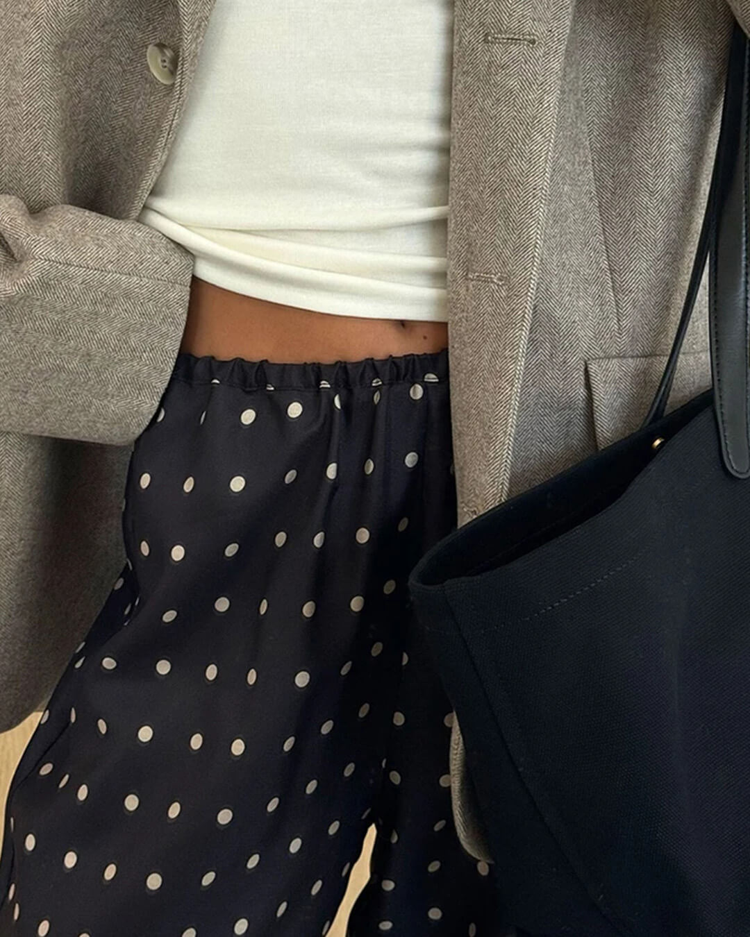 Adela satinbyxor med prickigt mönster