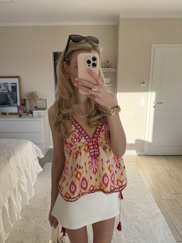 Agrafena boho-cami-topp med broderier och knytband med tofsar