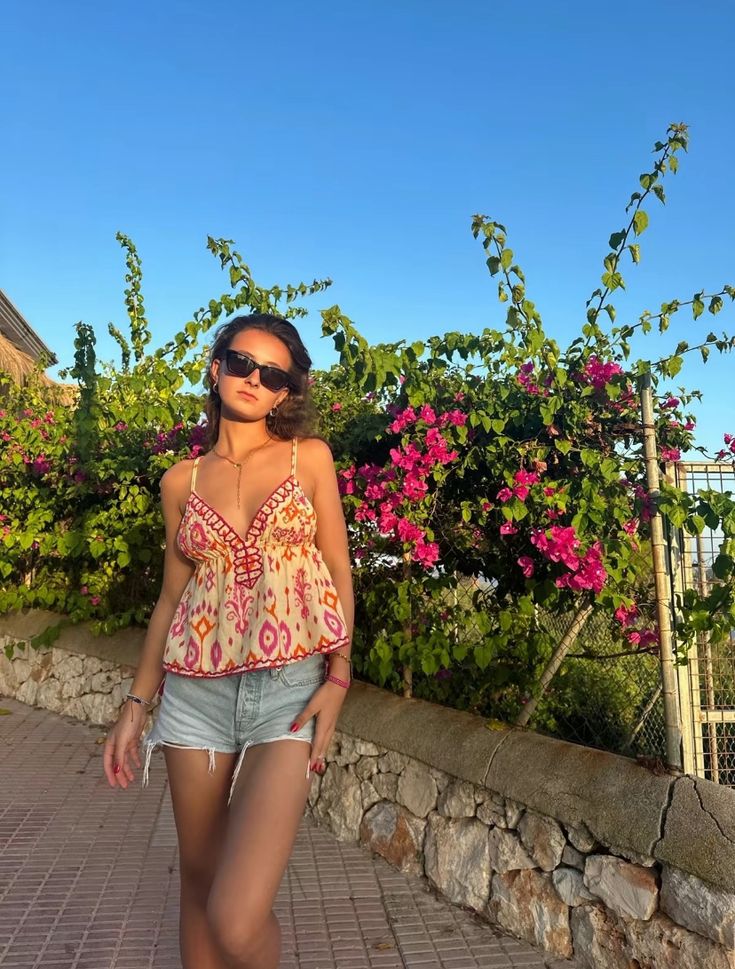 Agrafena boho-cami-topp med broderier och knytband med tofsar