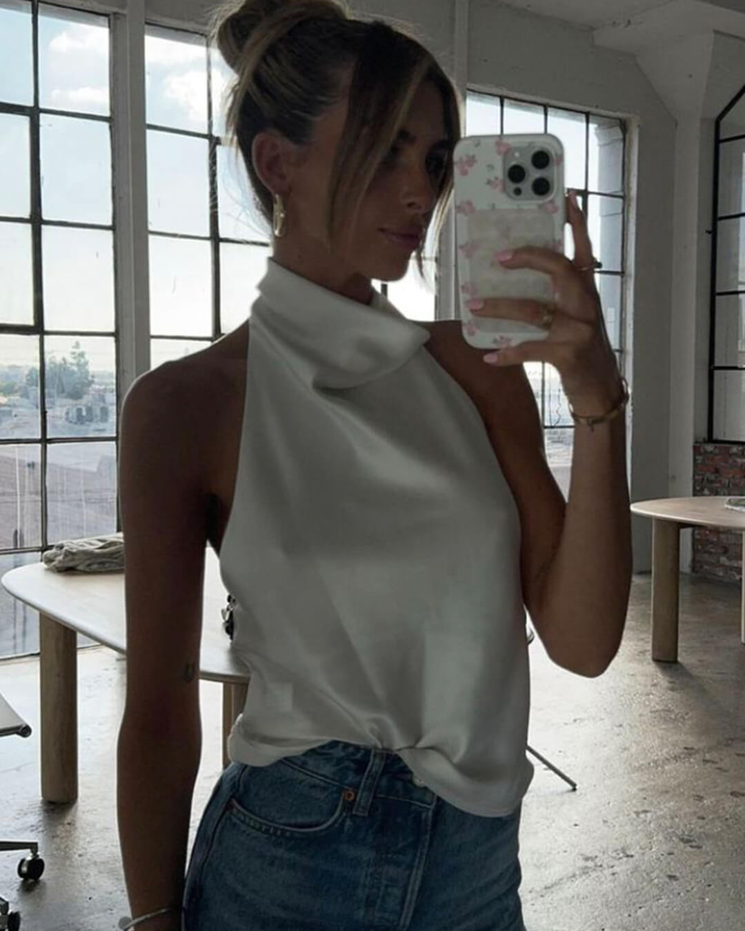 Anastasia satintopp med halterneck och bar rygg