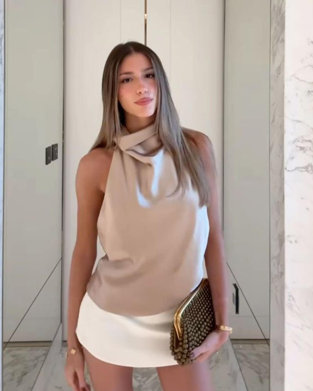 Anastasia satintopp med halterneck och bar rygg