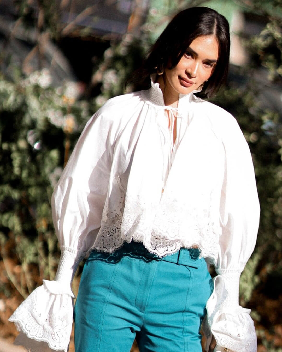 Annie blus med broderier och spetskant