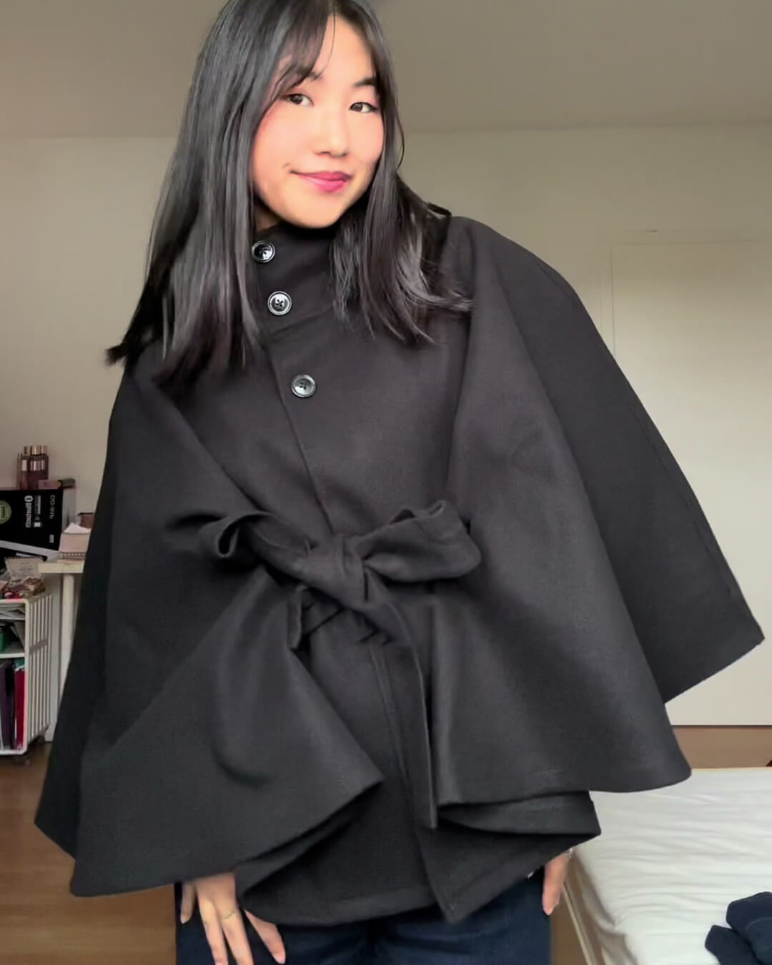 Arianne elegant cape-jacka med hög krage och skärp