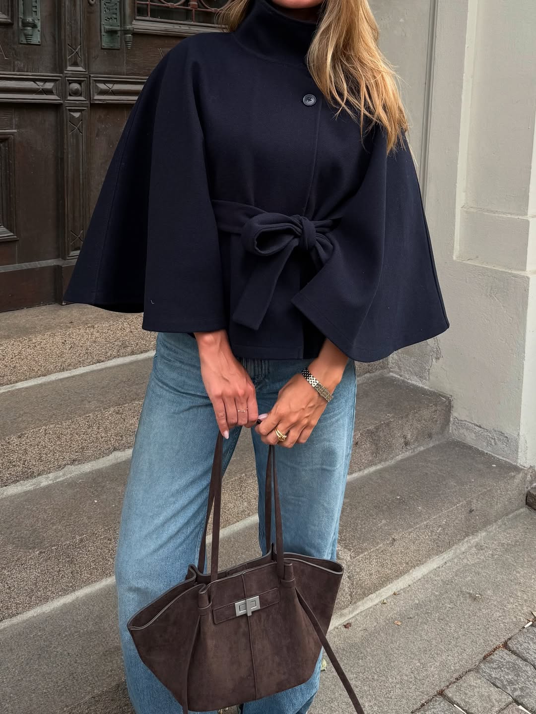 Arianne elegant cape-jacka med hög krage och skärp
