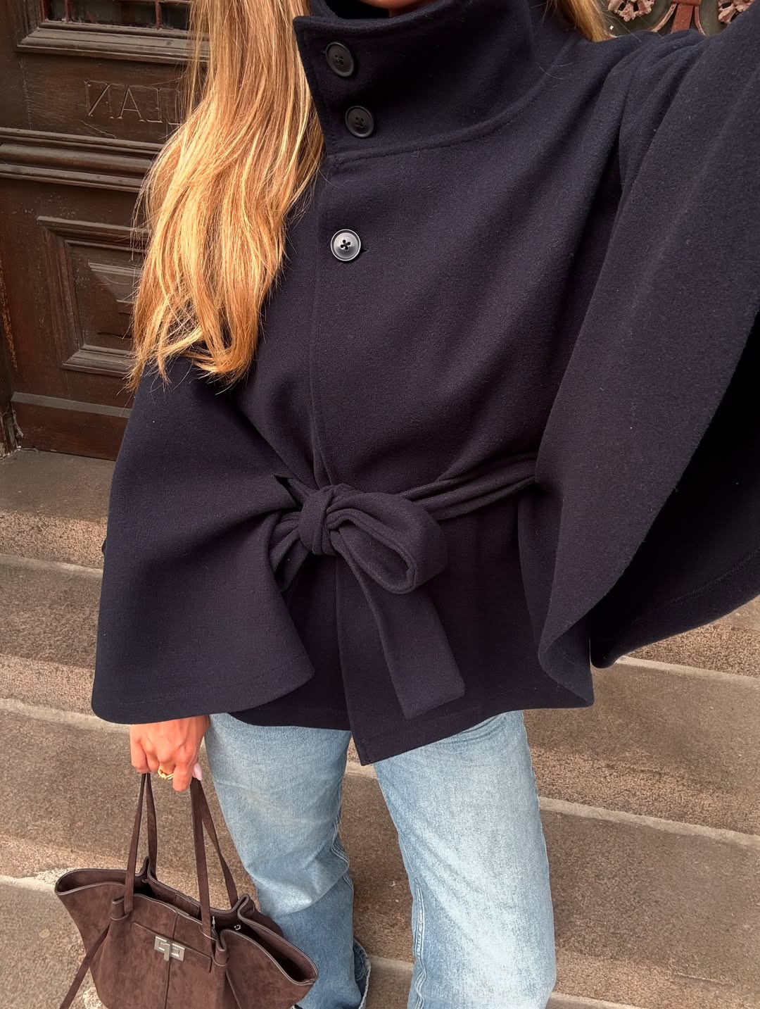 Arianne elegant cape-jacka med hög krage och skärp