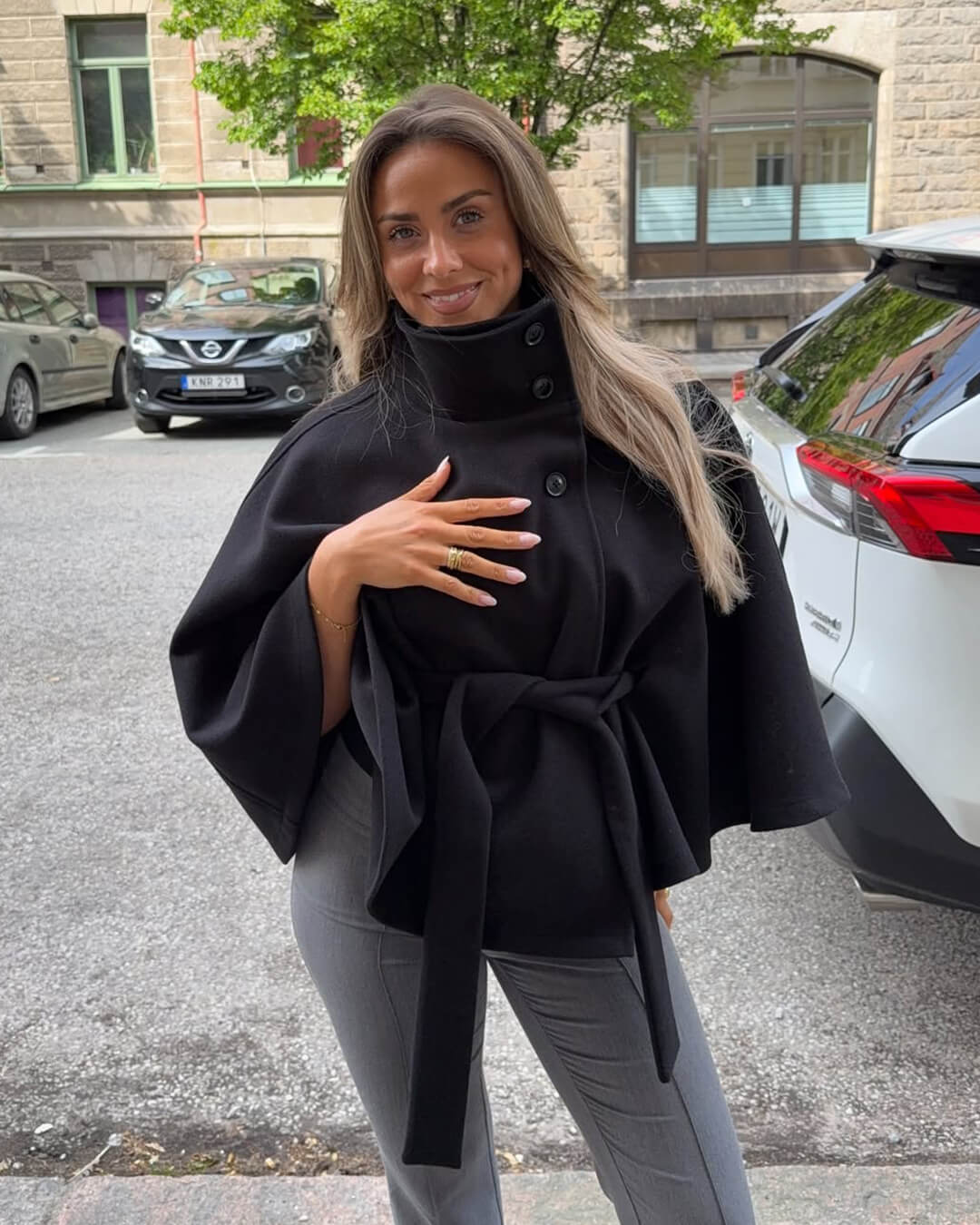 Arianne elegant cape-jacka med hög krage och skärp