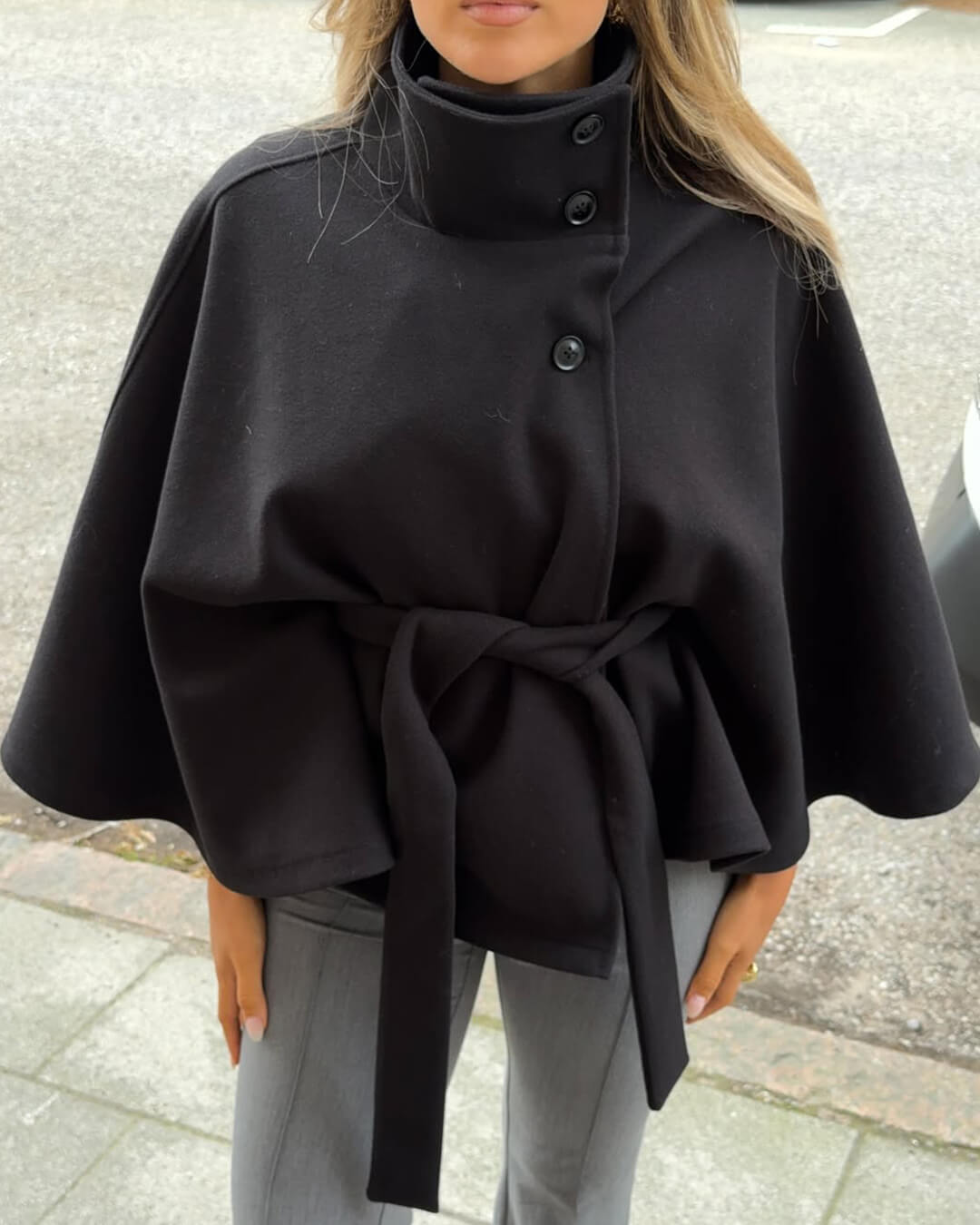Arianne elegant cape-jacka med hög krage och skärp