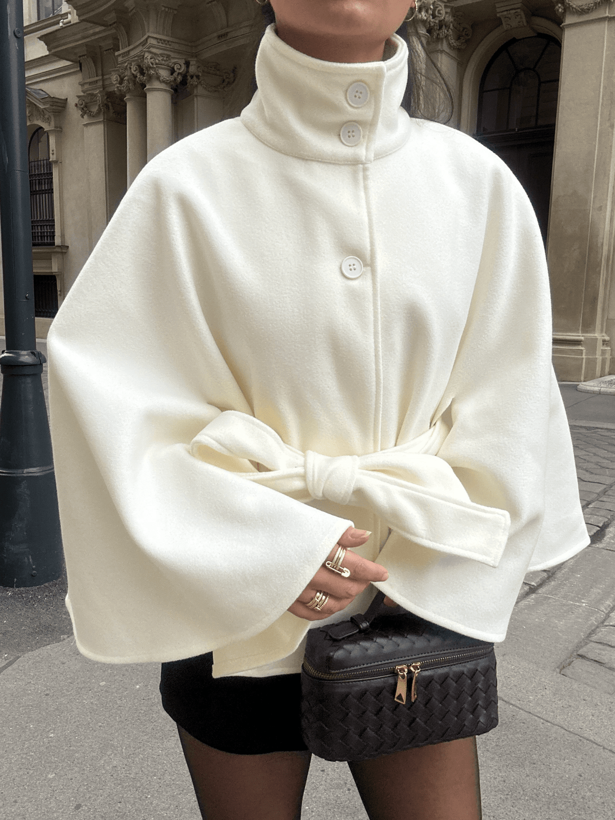 Arianne elegant cape-jacka med hög krage och skärp