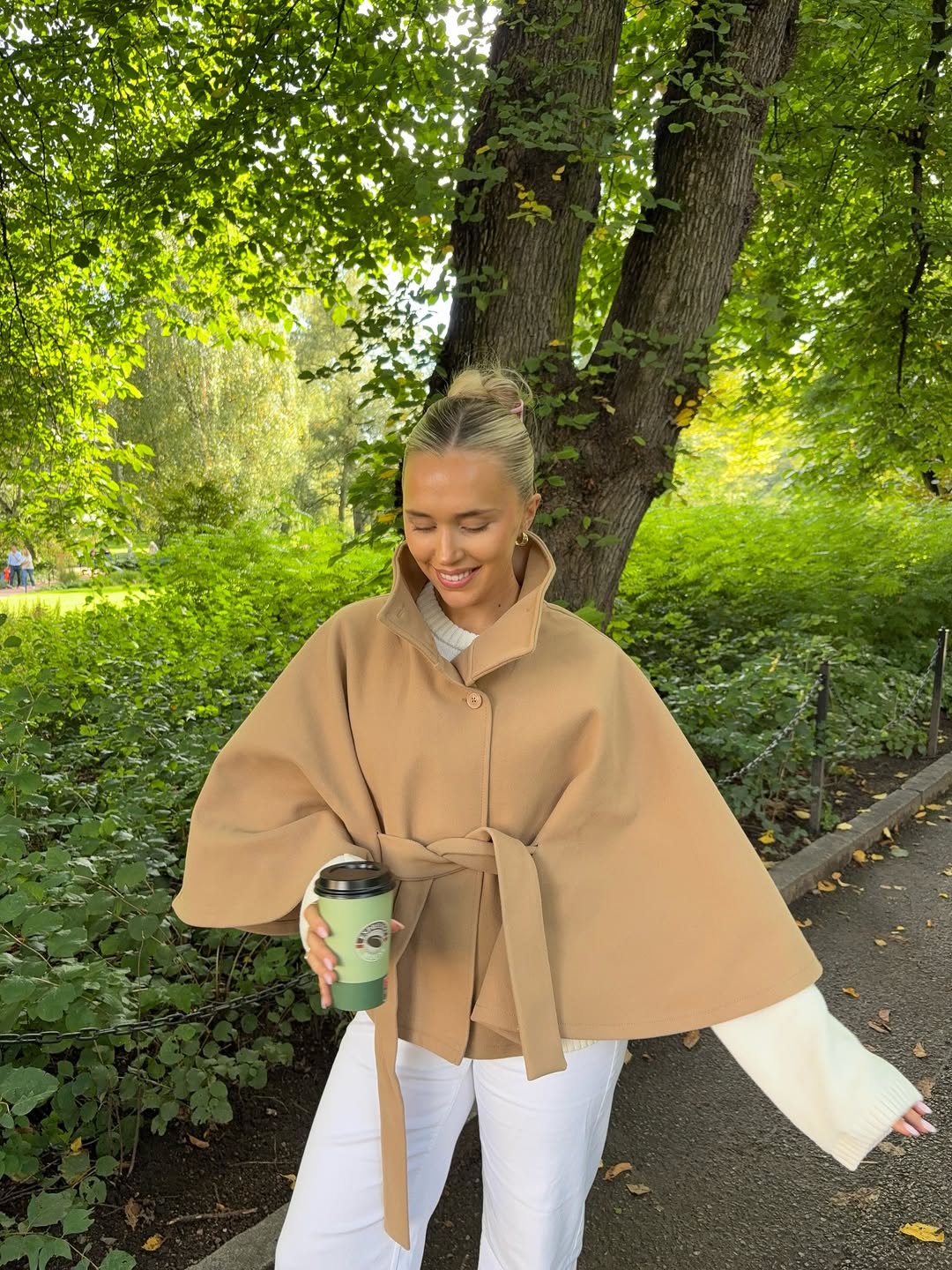 Arianne elegant cape-jacka med hög krage och skärp