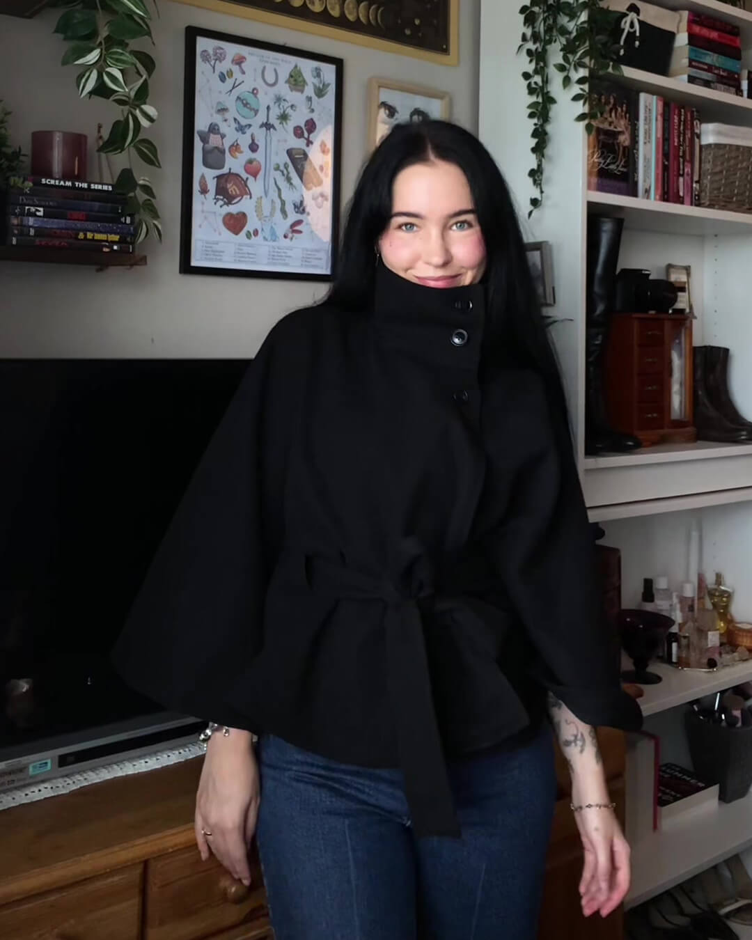 Arianne elegant cape-jacka med hög krage och skärp