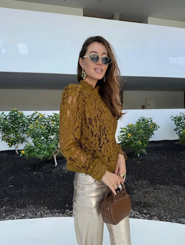 Azzurra blus i spets med genomskinliga detaljer