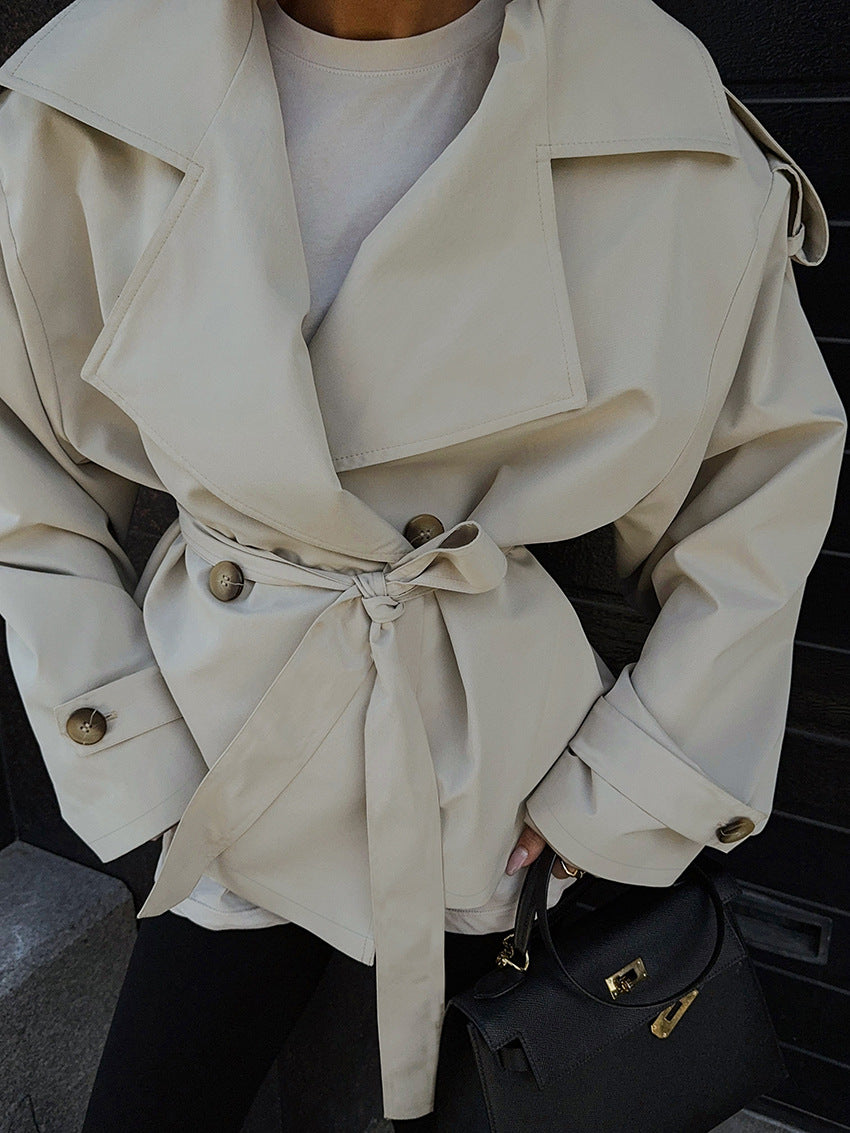 Hollis kort trenchcoat med skärp