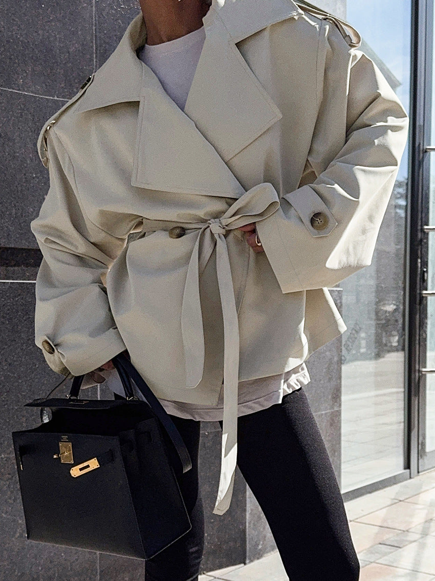 Hollis kort trenchcoat med skärp