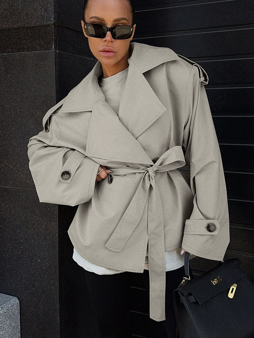 Hollis kort trenchcoat med skärp
