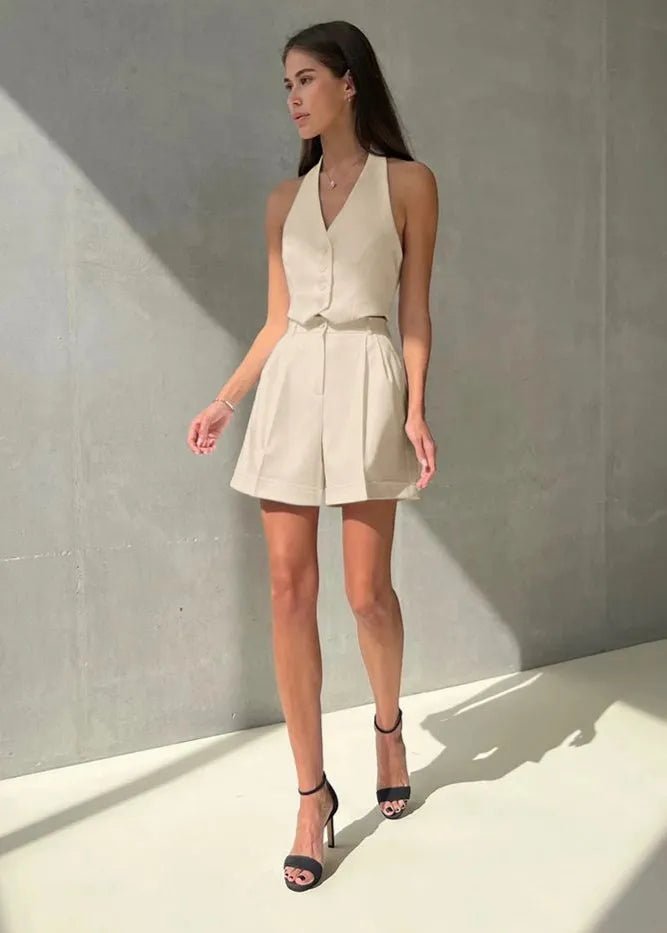 Bianca skräddad halterneckväst och shorts-set