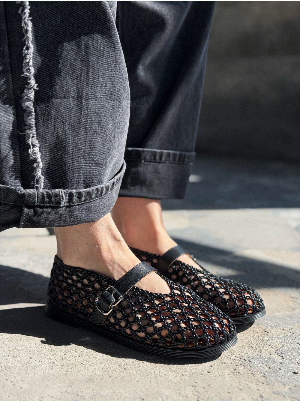 Bianca vävda platta sandaler med hålmönster