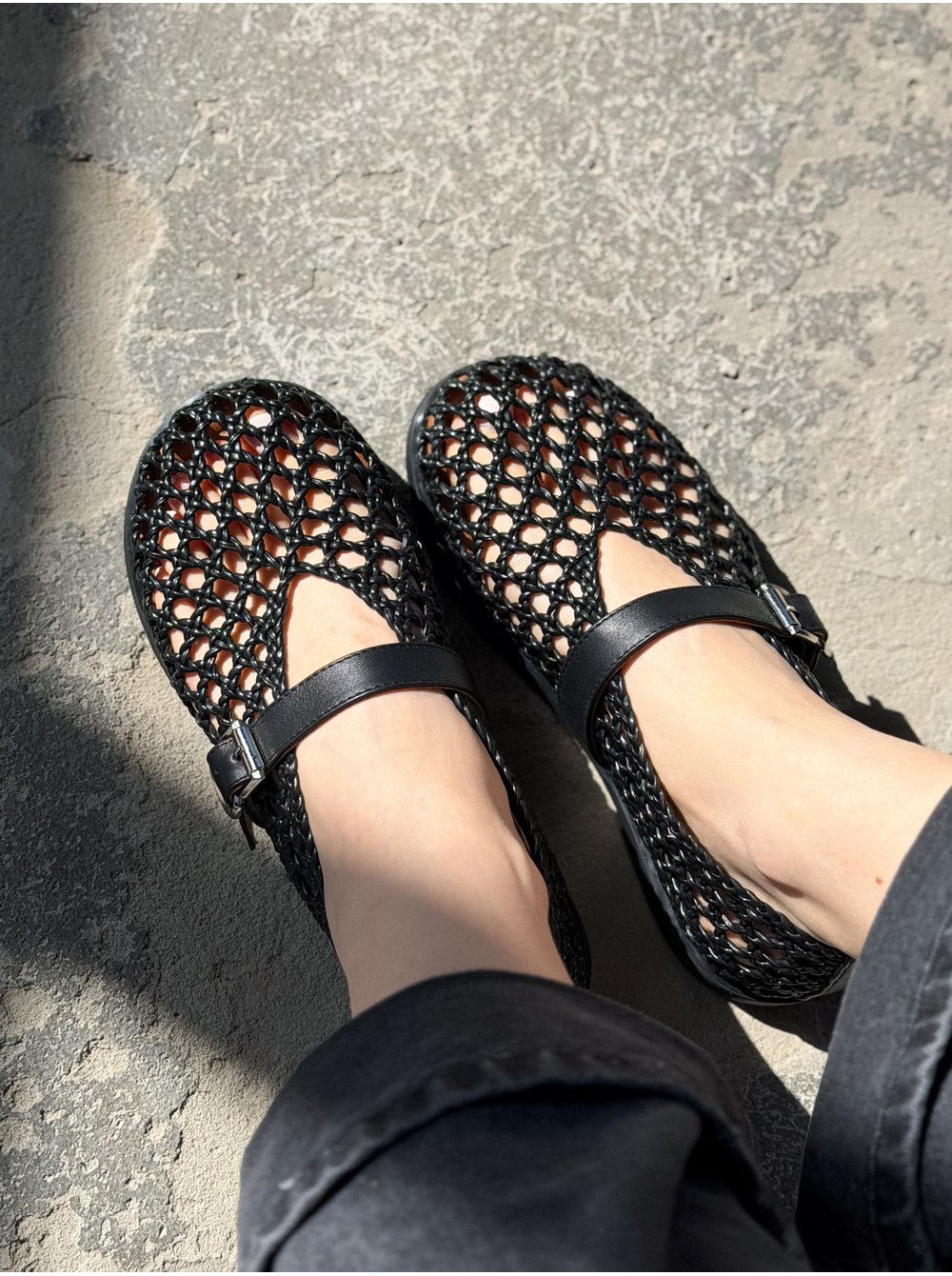 Bianca vävda platta sandaler med hålmönster