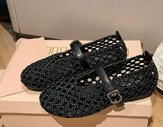 Bianca vävda platta sandaler med hålmönster