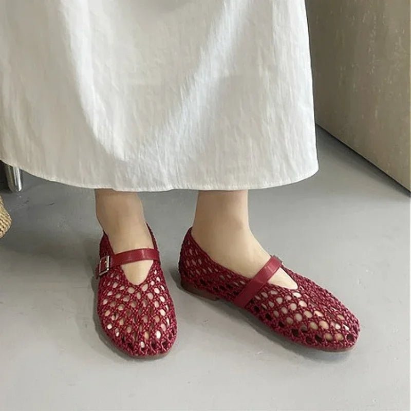 Bianca vävda platta sandaler med hålmönster