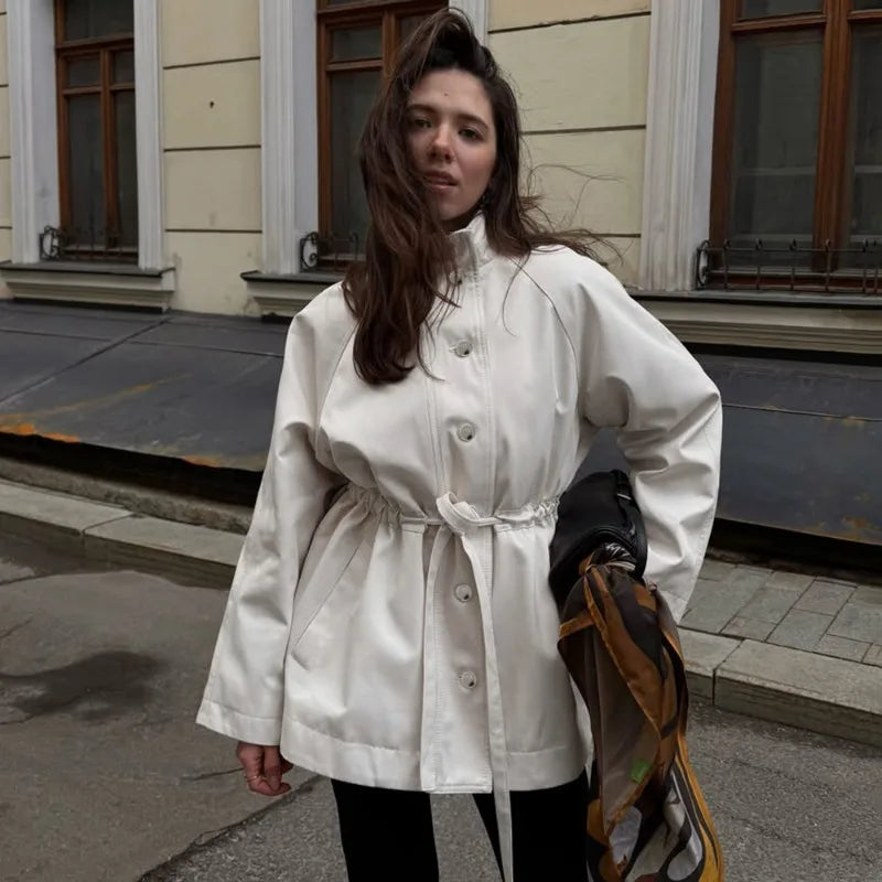Mina jacka med ståkrage och knytband i midjan
