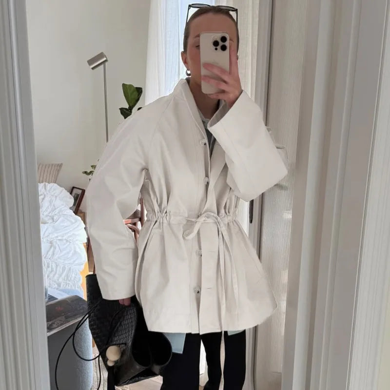 Mina jacka med ståkrage och knytband i midjan