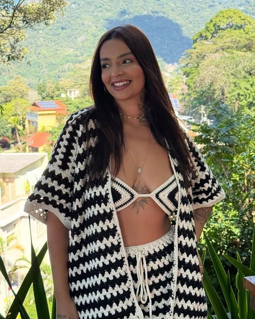 Brees stickade bikini i färgblock med kaftan