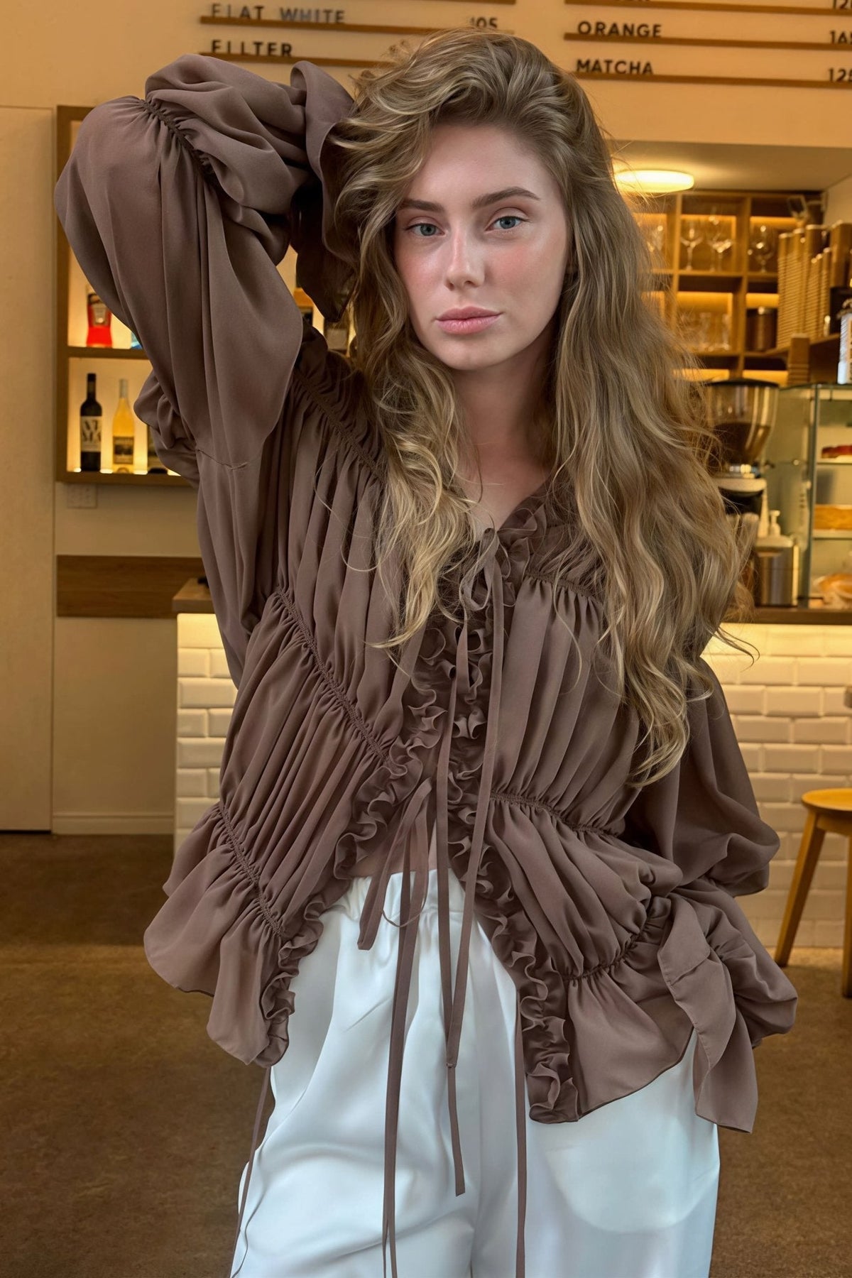 Carmen blus med rynkade volanger och knytband