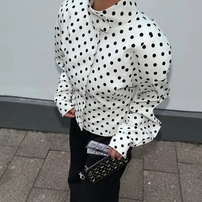 Caryl jacka med ståkrage och prickigt mönster