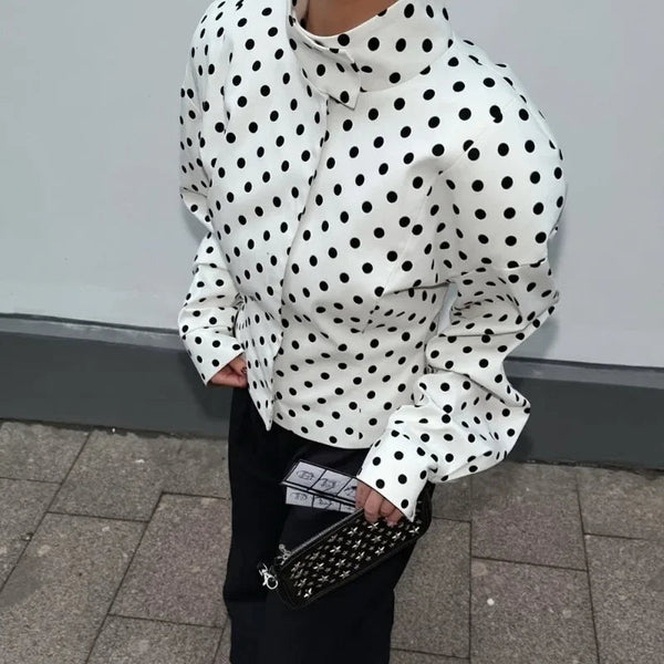 Caryl jacka med ståkrage och prickigt mönster