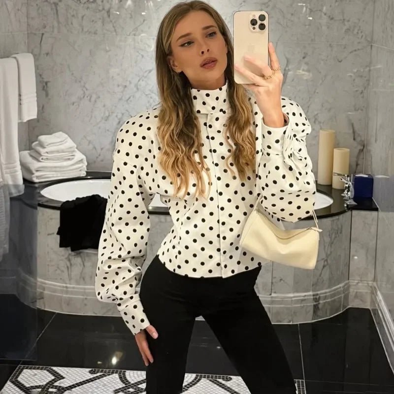 Caryl jacka med ståkrage och prickigt mönster