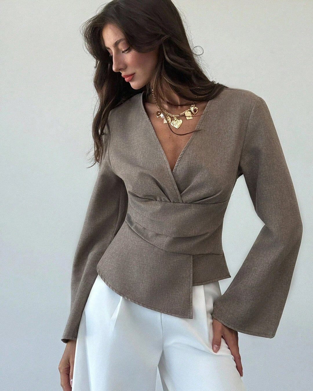 Chantelle blus med asymmetriska utsvängda ärmar