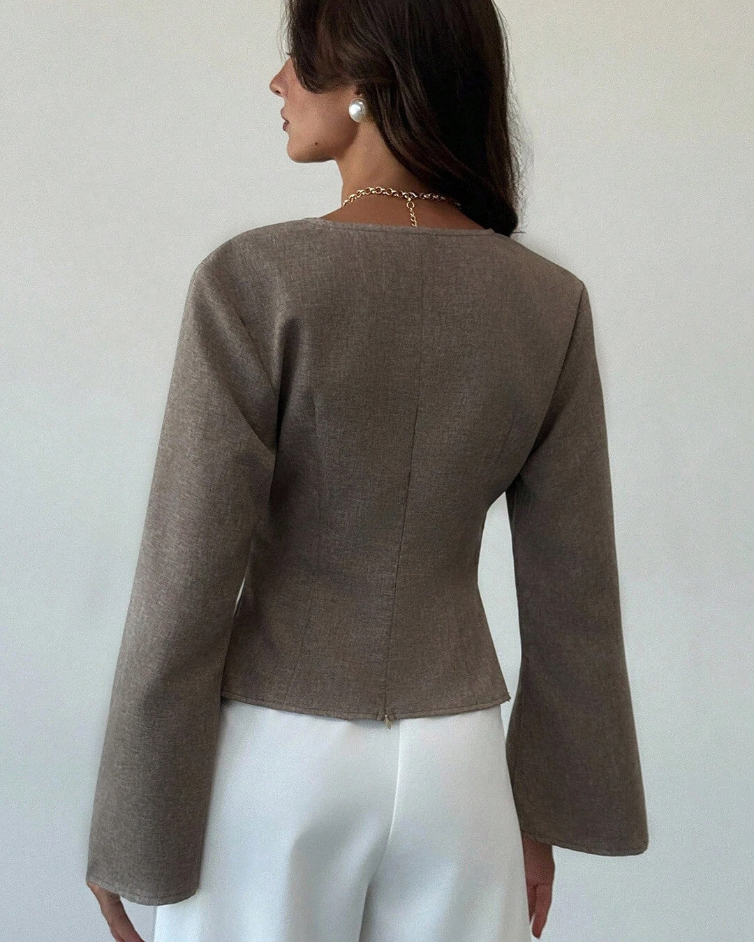 Chantelle blus med asymmetriska utsvängda ärmar