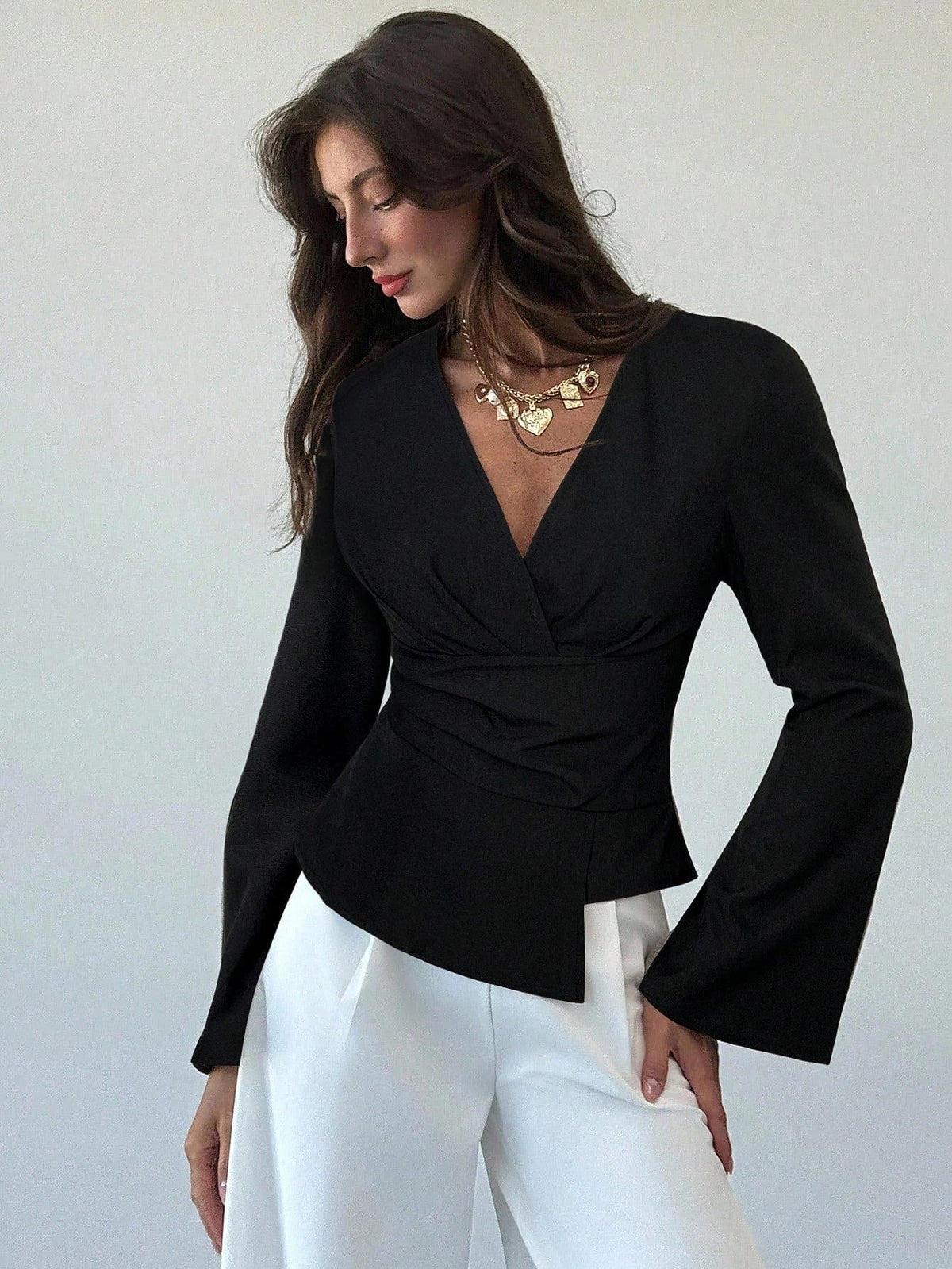 Chantelle blus med asymmetriska utsvängda ärmar
