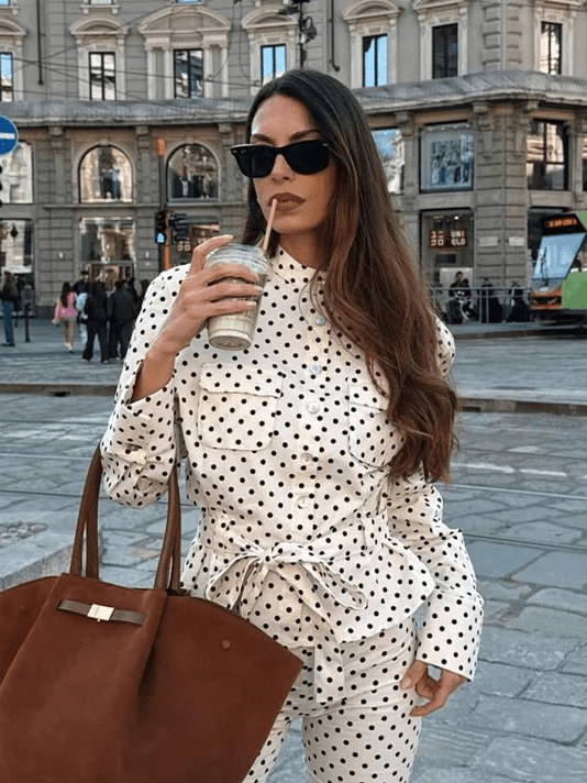 Cherrys set med prickig jacka och capribyxor