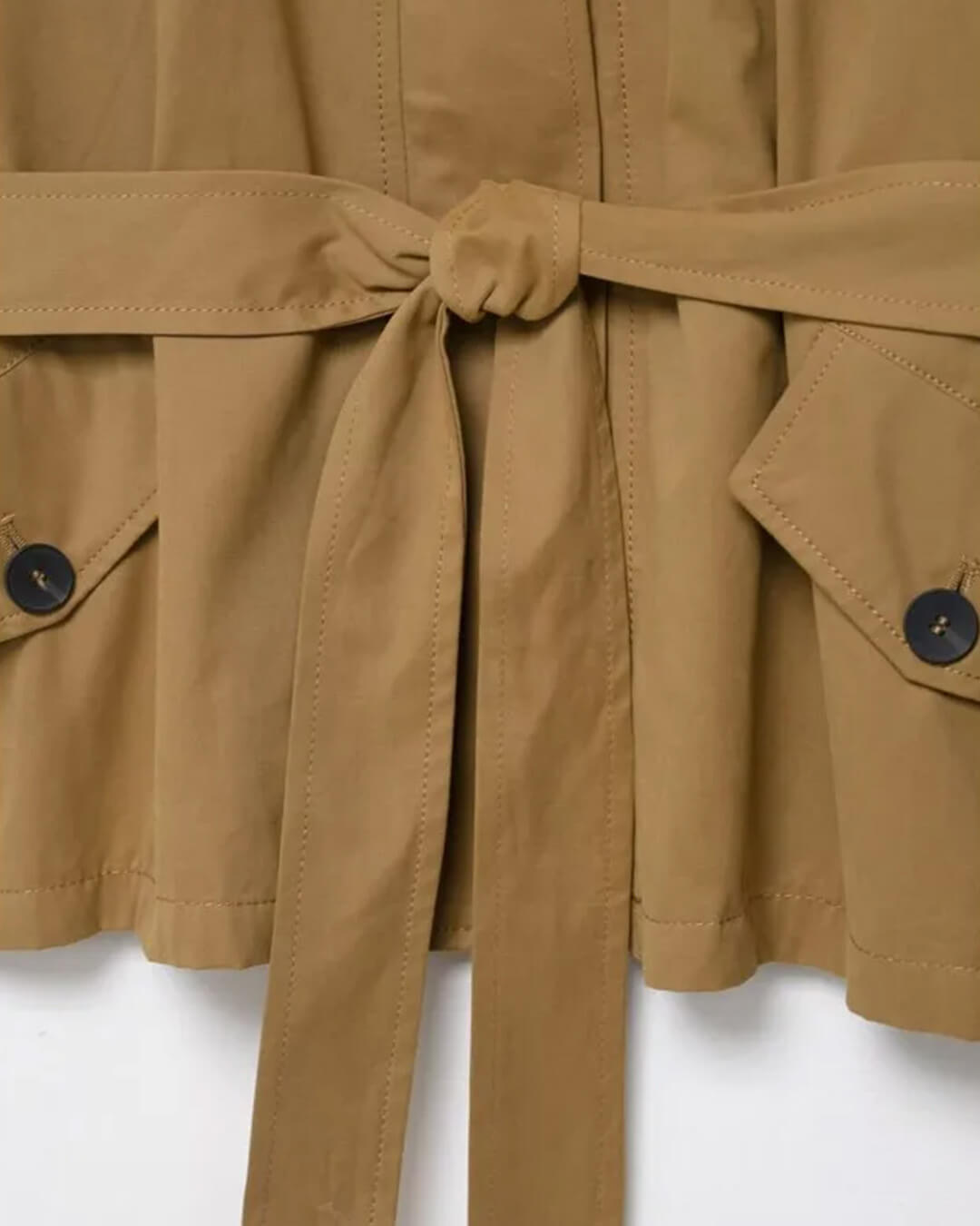 Claire set med kort trenchcoat och skort
