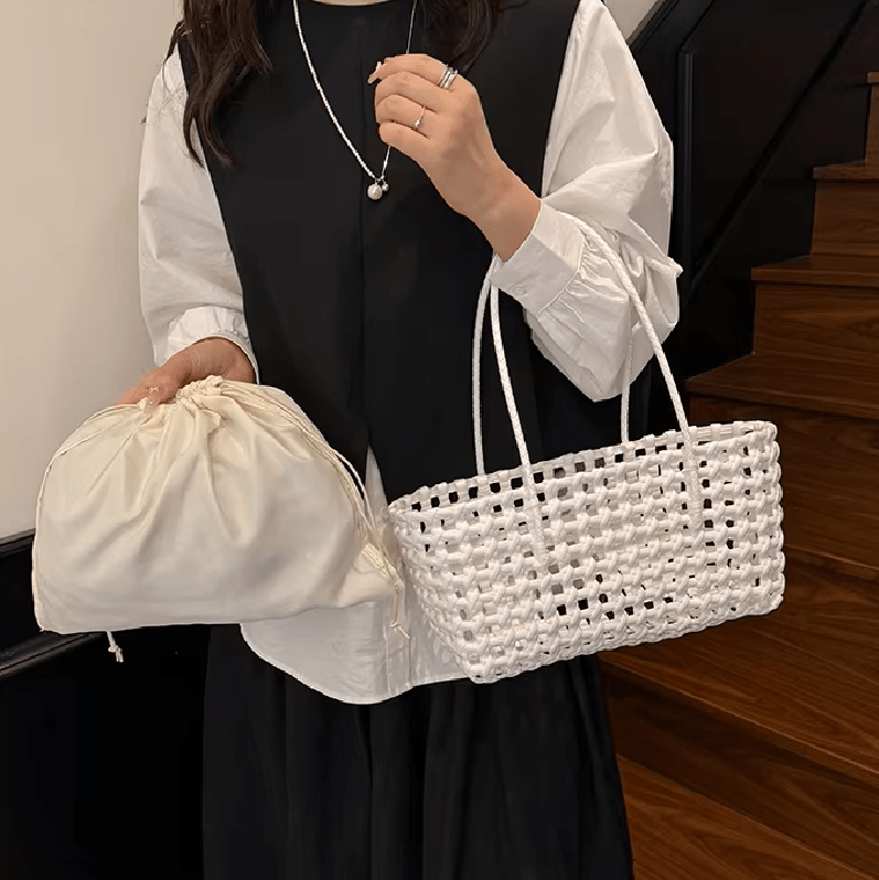 Claudia perforerad axelväska