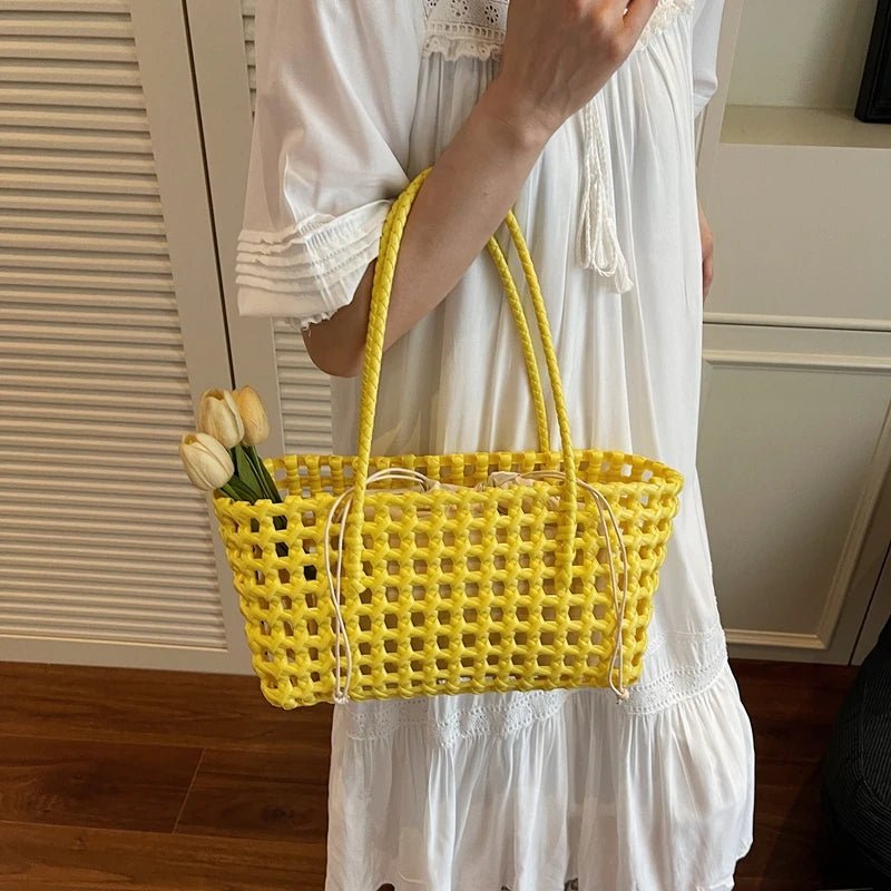 Claudia perforerad axelväska