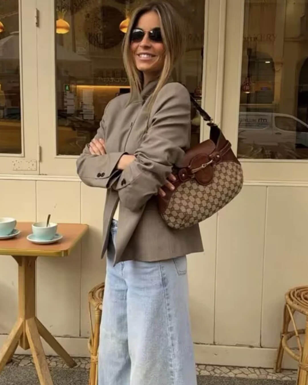 Cleo kavaj med hög krage och knappstängning