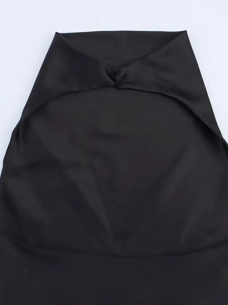 Colleen draperad satinklänning med halterneck och minilängd