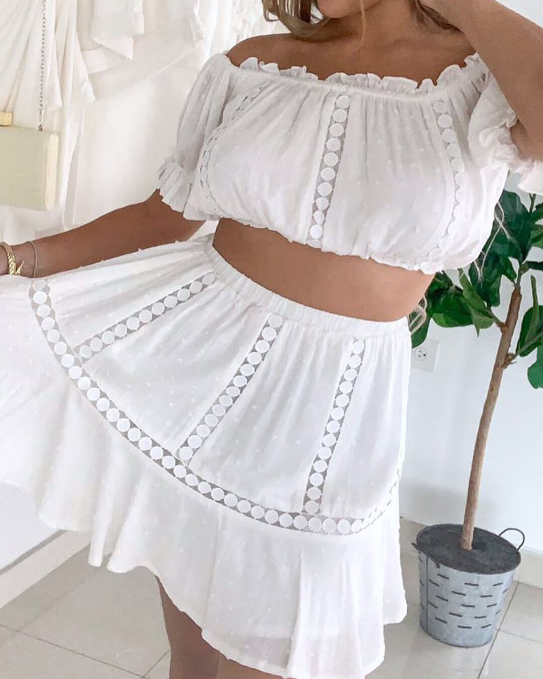 Connies set med volangprydd crop top och kjol i schweizisk spets