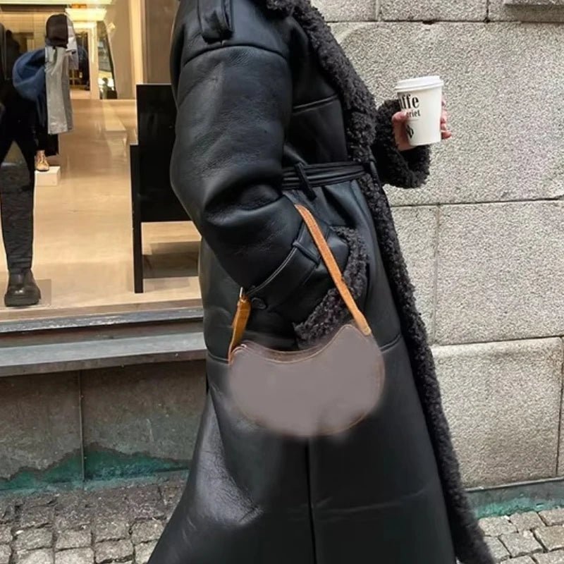Cora maxikappa i konstläder med skärp