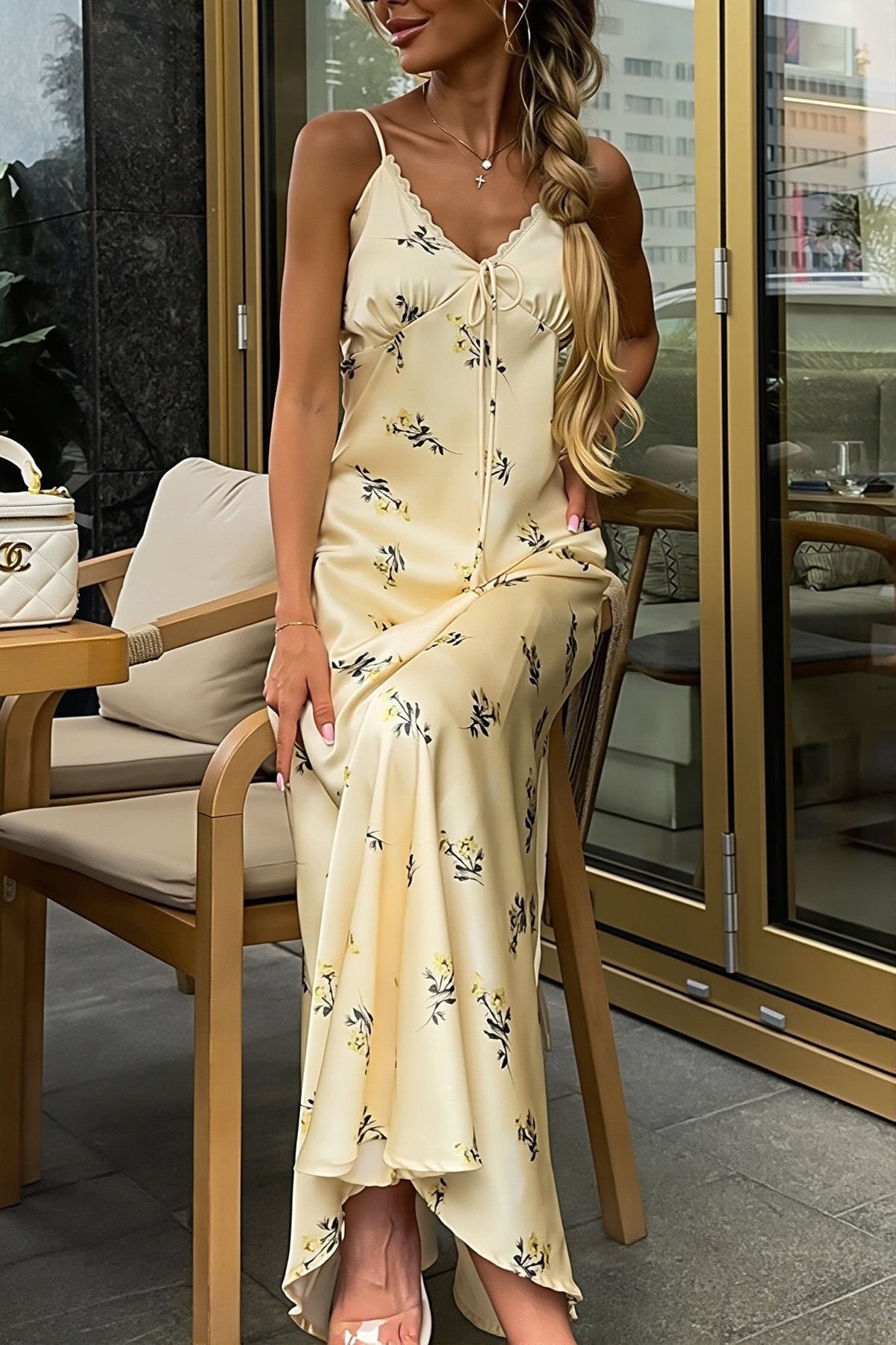 Elara maxiklänning med spets och camisolemodell