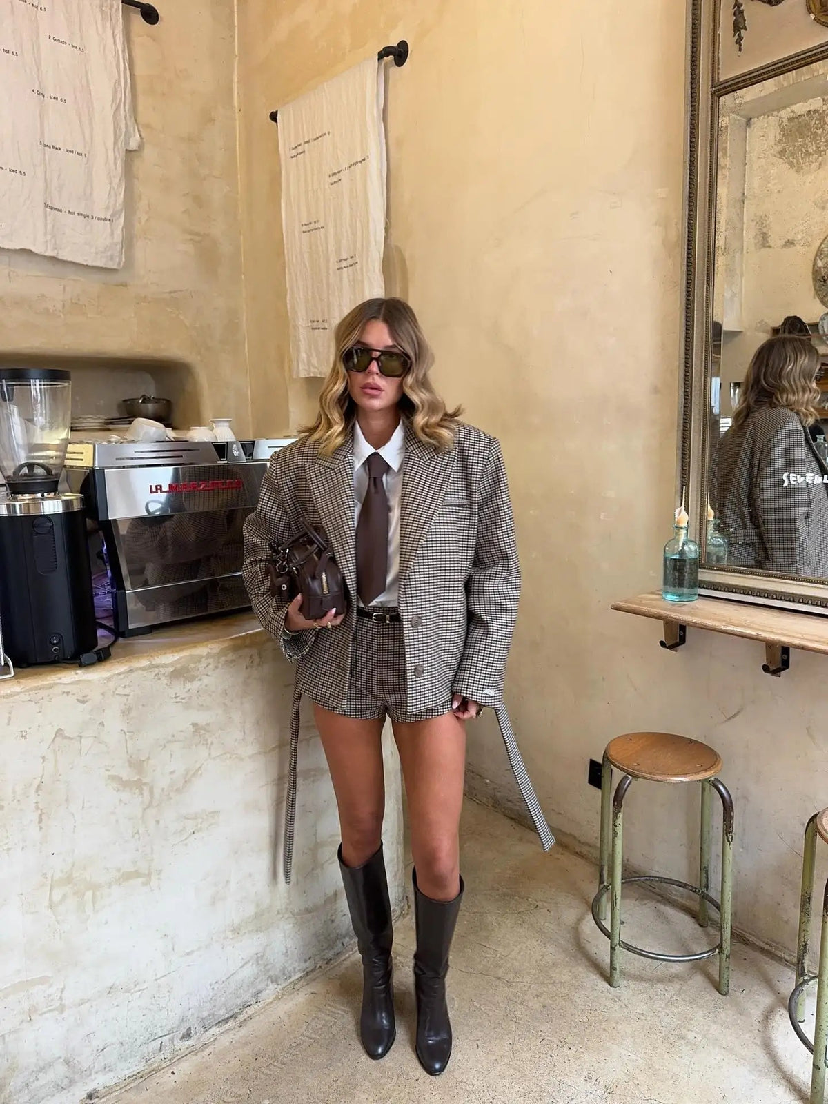 Emmas set med rutig kavaj och shorts