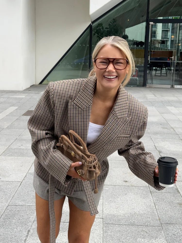 Emmas set med rutig kavaj och shorts