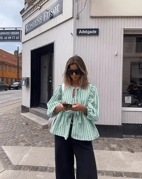 Emma randig blus med puffärmar
