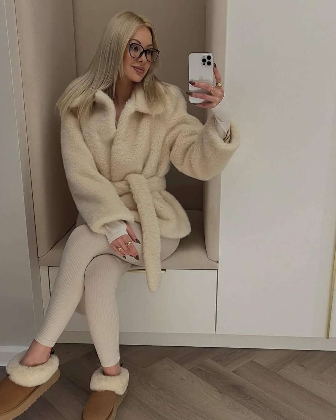 Farrah-kappa i fuskpäls med skärp