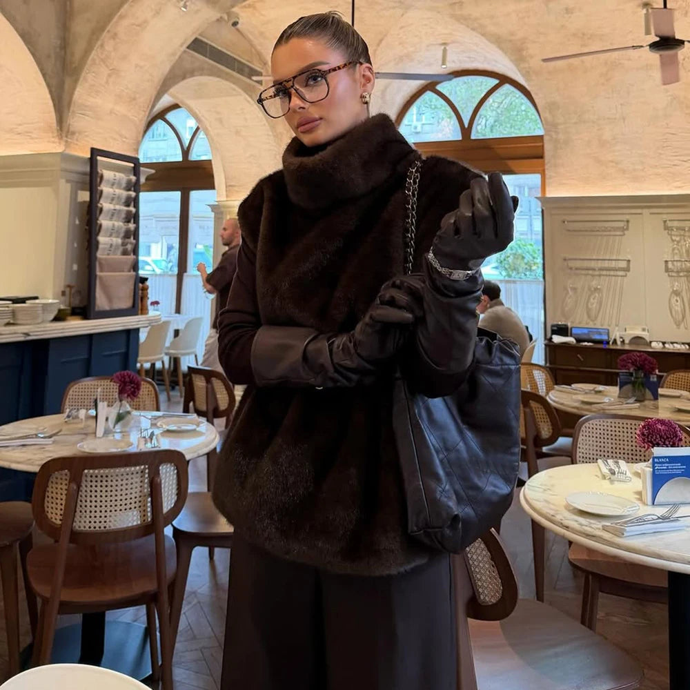 Kort topp i fuskpäls med hög krage