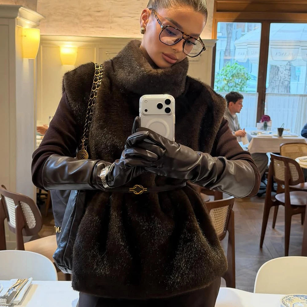 Kort topp i fuskpäls med hög krage
